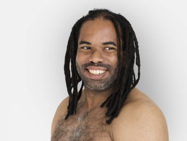 Afrikalı adamın dreadlocks ile