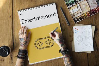 Dövmeli kişi Not Defteri'nde çizim 