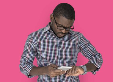 akıllı telefon kullanan siyah elbise adam