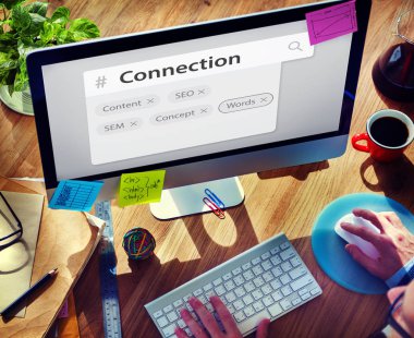 Bilgisayar kullanan bir iş adamı 