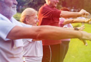 İnsanlar spor egzersizleri yapıyor