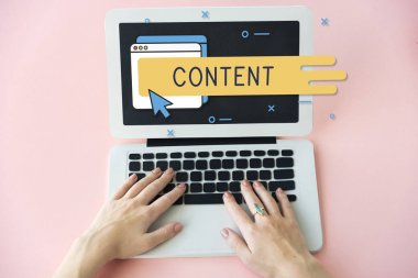 Dizüstü bilgisayarda yazan kadın klavyesi