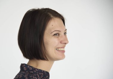 stüdyoda gülümseyen kadın