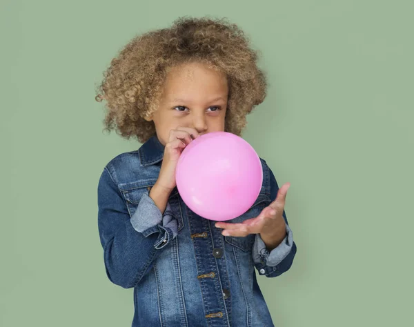 Kleiner Junge mit Luftballon — Stockfoto