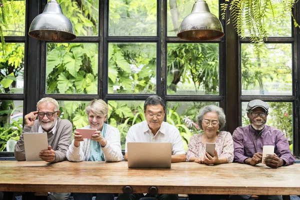 Personnes âgées utilisant des gadgets — Photo