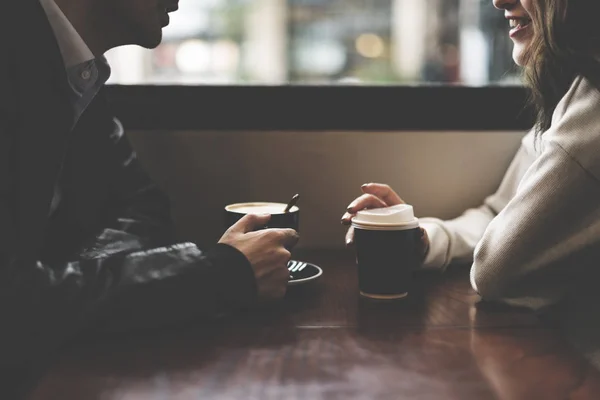 Coppia avendo data in caffè — Foto Stock