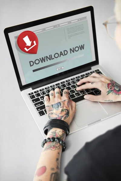 Tatuerade person att skriva på laptop. — Stockfoto