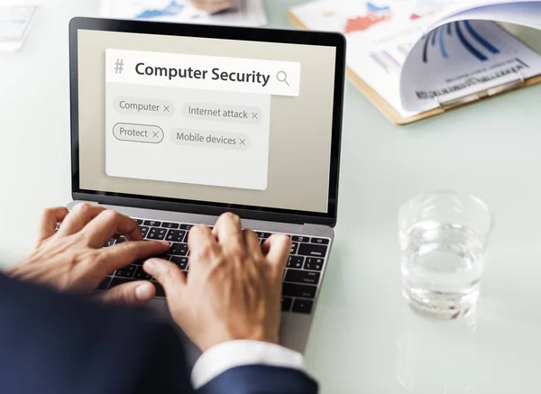 Geschäftsmann arbeitet mit Laptop — Stockfoto