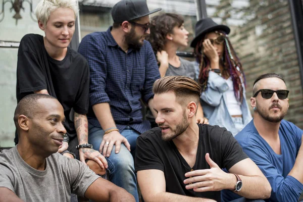 Vrienden relaxen samen — Stockfoto