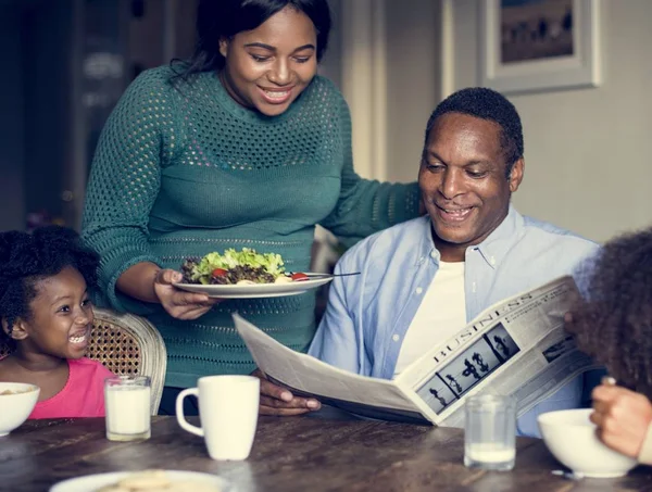 Familjen äter middag hemma — Stockfoto