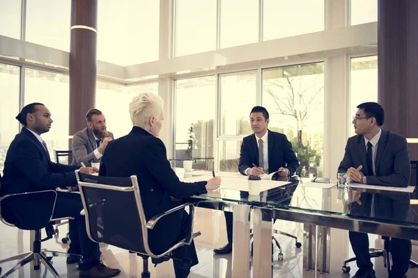 Empresários brainstorming à mesa — Fotografia de Stock