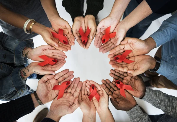 Mani che mostrano il nastro rosso — Foto Stock