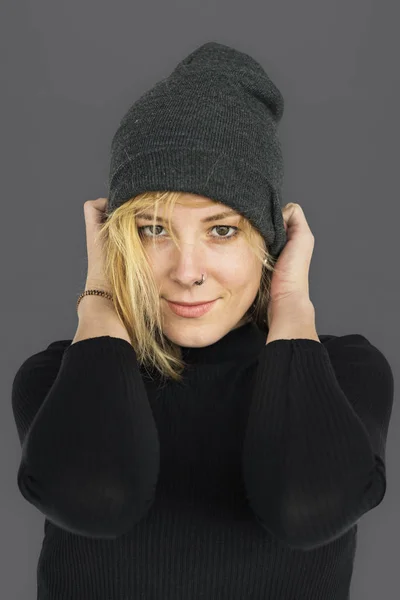 Νεαρή γυναίκα με καπέλο — Φωτογραφία Αρχείου
