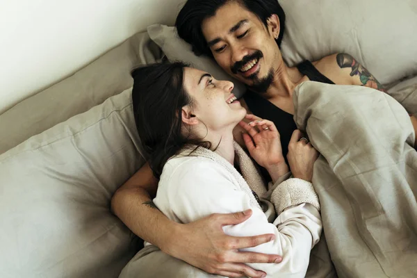 Casal está juntos em casa — Fotografia de Stock