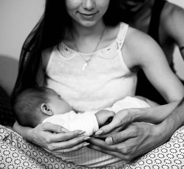 잠자는 아기를 들고 부모 — 스톡 사진