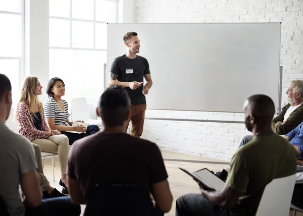 Geschäftsleute auf Besprechungsseminar — Stockfoto