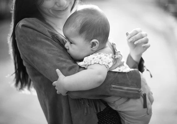 Matka drží novorozeně dítě — Stock fotografie