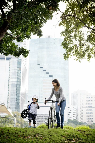 Family cycling in park — Stock Photo, Image