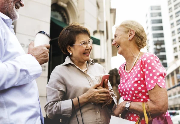 Adultos mayores con bolsas de compras — Foto de Stock