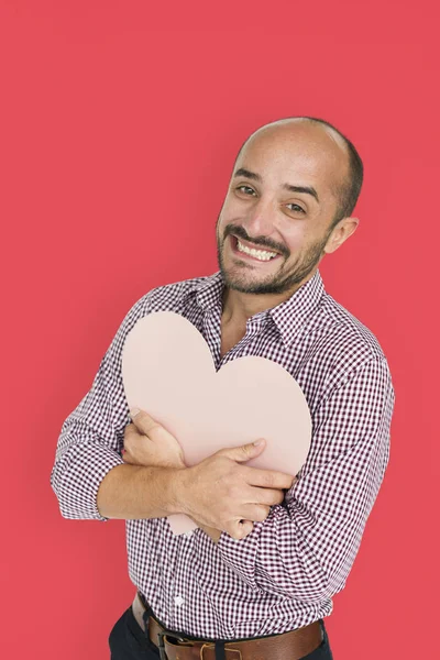 Uomo in possesso di carta a forma di cuore — Foto Stock