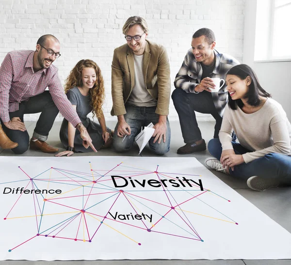 Designers em reunião de trabalho com cartaz — Fotografia de Stock