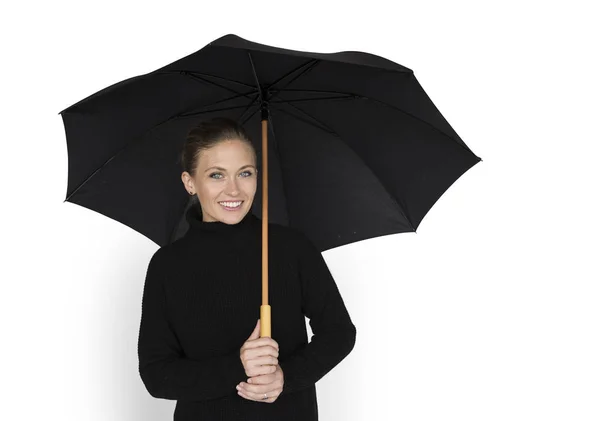 Mujer rubia sosteniendo paraguas negro — Foto de Stock