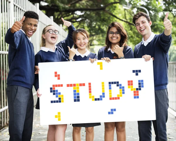 Estudiantes sosteniendo banner — Foto de Stock