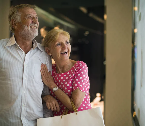 Personas mayores que tienen compras — Foto de Stock