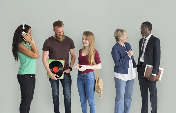 Menschen, die an der Wand stehen und reden — Stockfoto