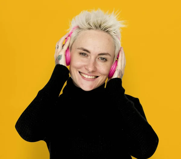 Γυναίκα που φοράει ακουστικά — Φωτογραφία Αρχείου