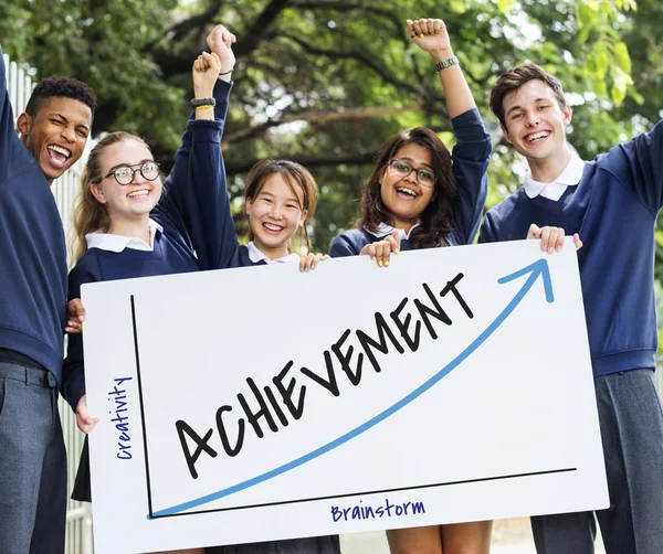 Estudantes segurando banner — Fotografia de Stock