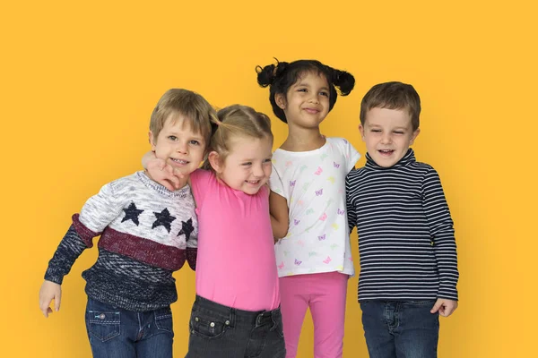 Adorables niños amigables en el estudio — Foto de Stock