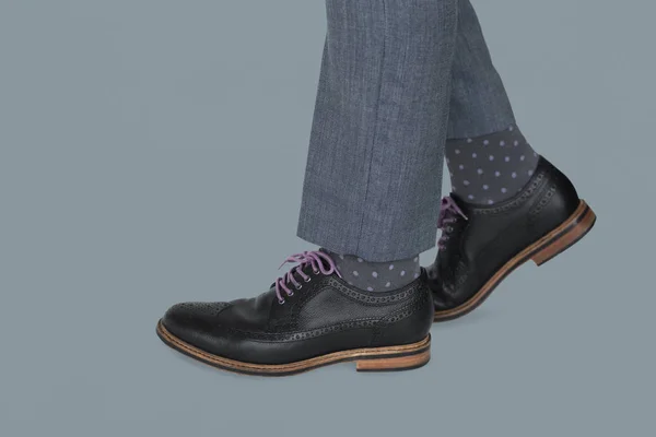 Hombre en zapatos negros —  Fotos de Stock