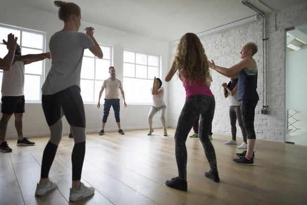 Menschen machen Workout-Übungen — Stockfoto