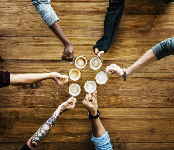 Les mains des gens se réunissent avec le café — Photo