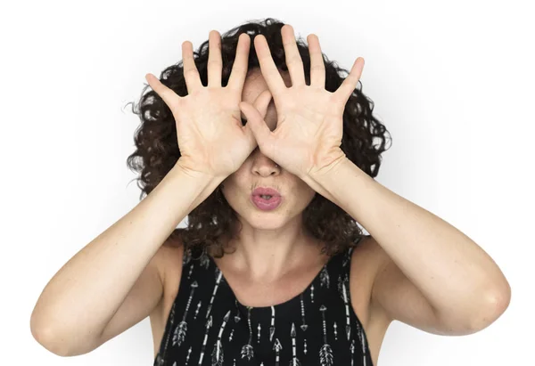 Femme couvrant les yeux avec les mains — Photo