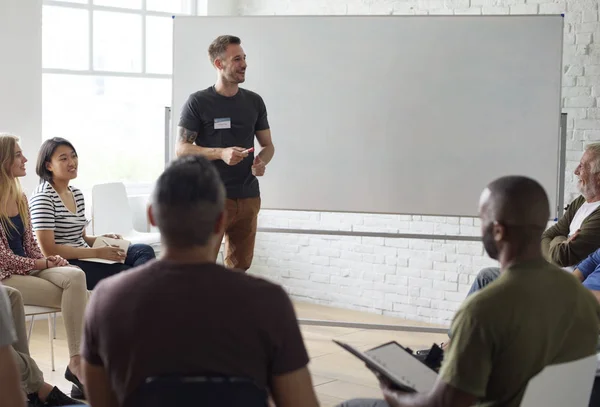 Menschen auf Seminartreffen — Stockfoto