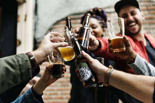 Amigos beben cerveza artesanal — Foto de Stock