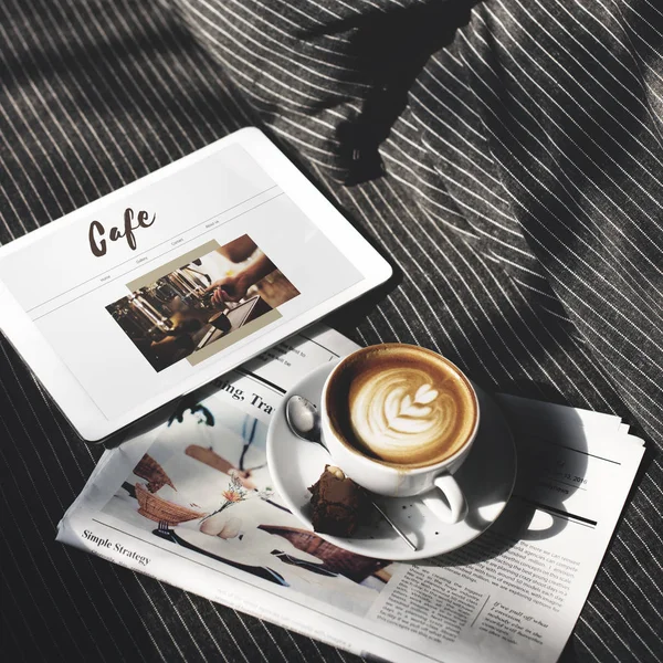Morgon cappuccino kaffe i sängen — Stockfoto