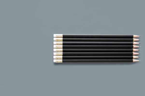 Zwarte tekening potloden in lijn — Stockfoto