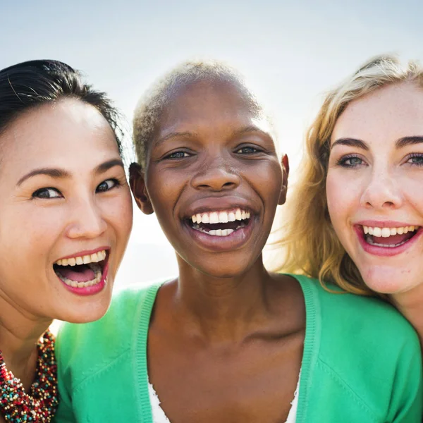 Mulheres multi-étnicas sorrindo — Fotografia de Stock