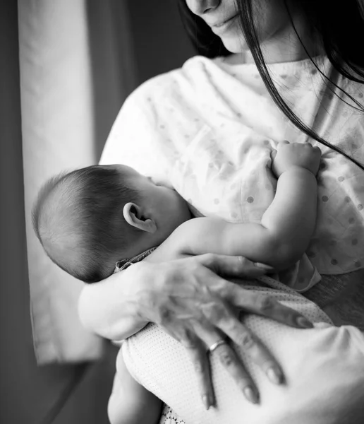 Moeder voeden pasgeboren baby — Stockfoto