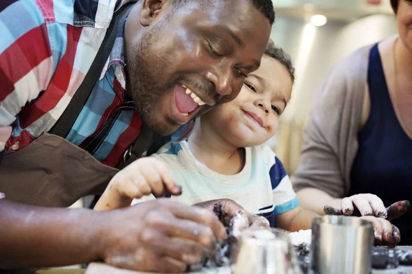 Vader en zoon koken — Stockfoto