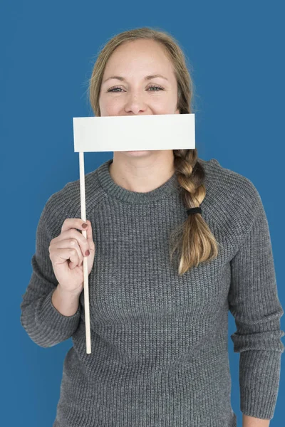 Frau mit leerer Fahne — Stockfoto