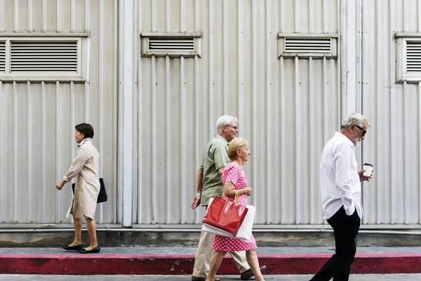 Senior orang berjalan bersama-sama — Stok Foto