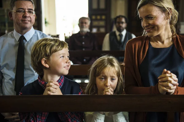 Familie betet in der Kirche — Stockfoto