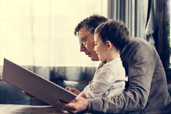 Großvater und Enkel lesen Buch — Stockfoto