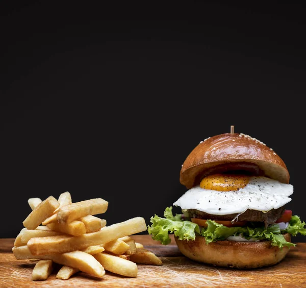 Välsmakande Hemlagad Hamburgare Och Pommes Frites Ursprungliga Fotosätta — Stockfoto