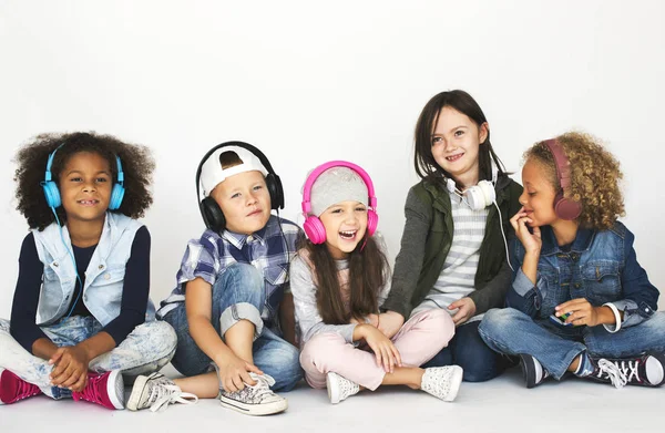 Grupp barn i hörlurar — Stockfoto