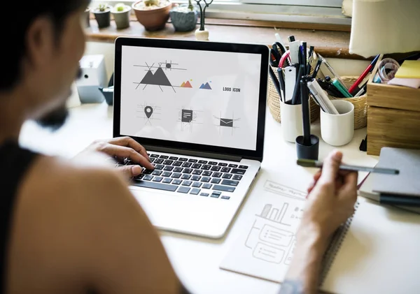 Homem tatuado trabalhando no laptop — Fotografia de Stock